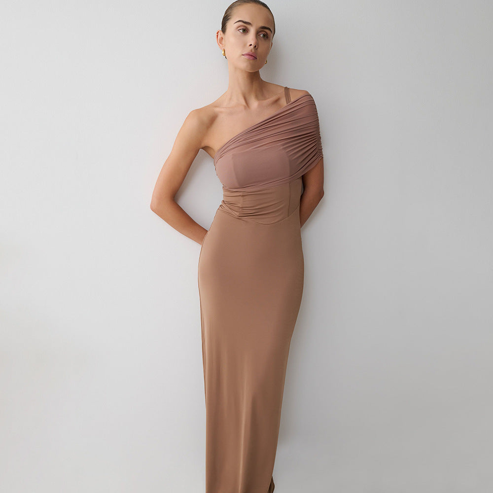 Damer Elegant och figurnära Maxiklänning med en axeldesign och mjuka draperingseffekter Mirla-Eva Jonsson
