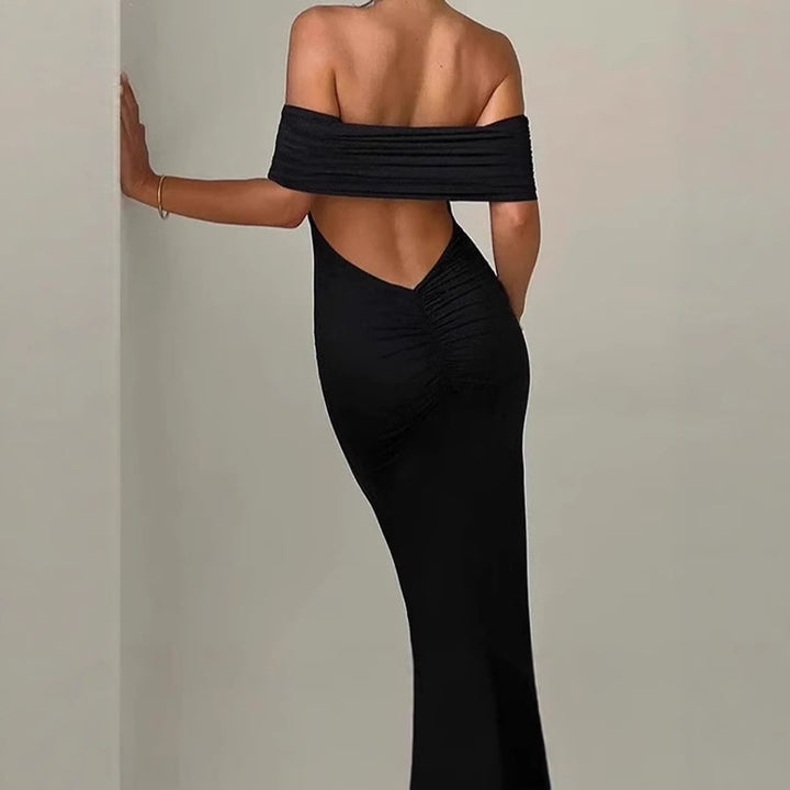 Damer Elegant och figurnära aftonklänning med axelbart design Mirla-Eva Jonsson