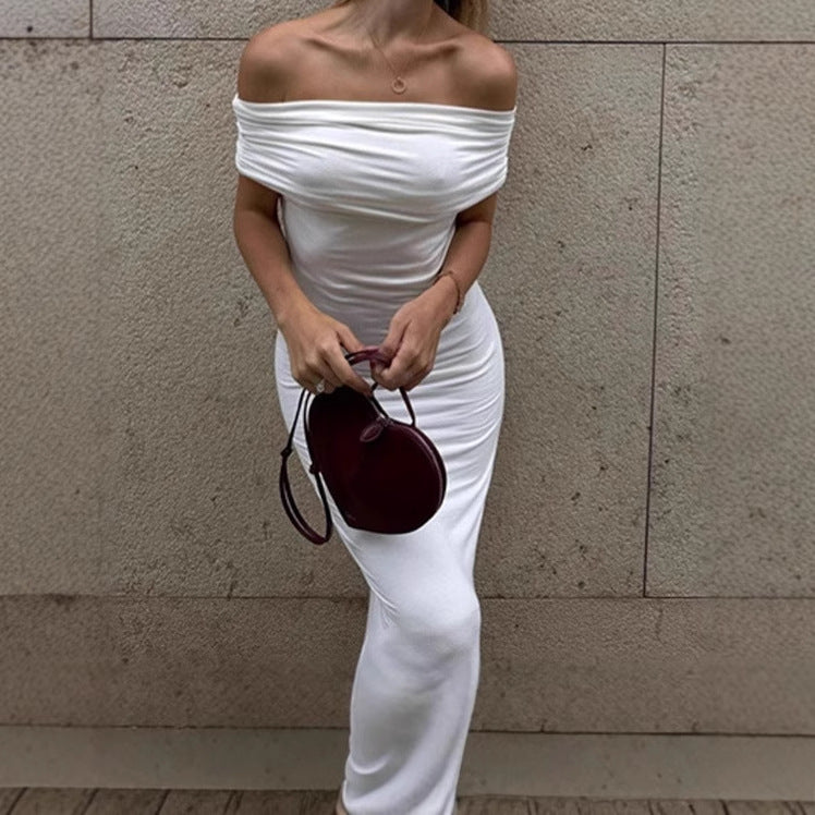 Damer Elegant och figurnära aftonklänning med axelbart design Mirla-Eva Jonsson