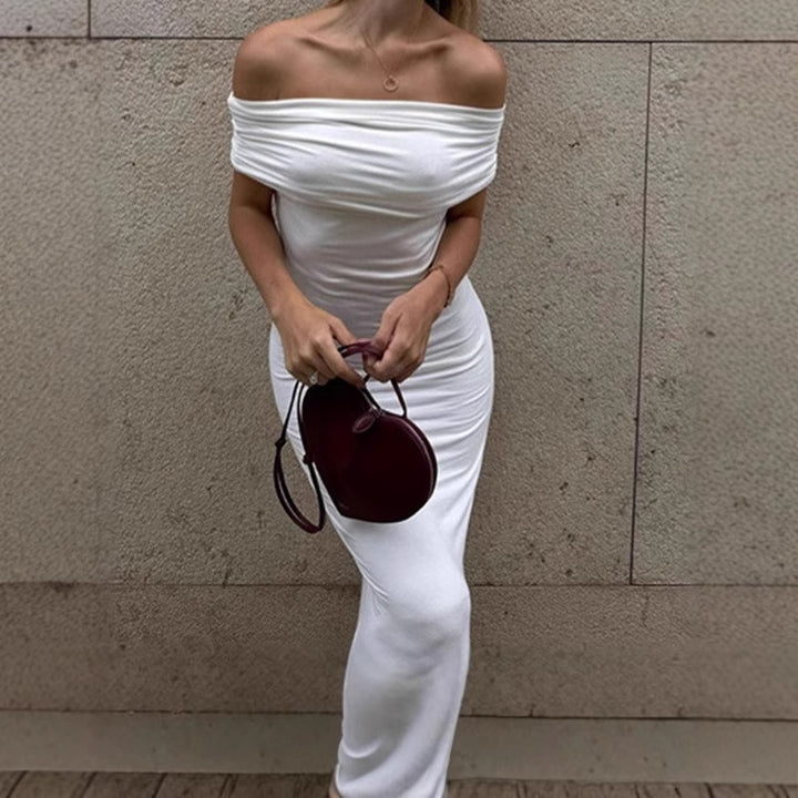 Damer Elegant och figurnära aftonklänning med axelbart design Mirla-Eva Jonsson