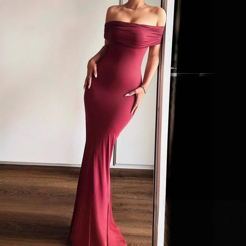 Damer Elegant och figurnära aftonklänning med axelbart design Mirla-Eva Jonsson