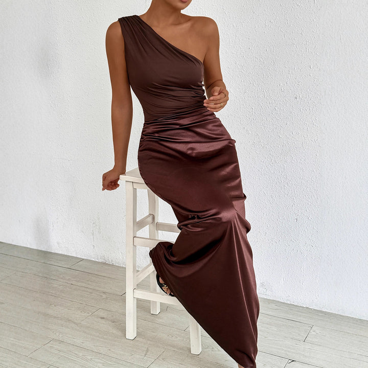 Damer Elegant och figurnära kvällsklänning med asymmetrisk halsringning Mirla-Eva Jonsson
