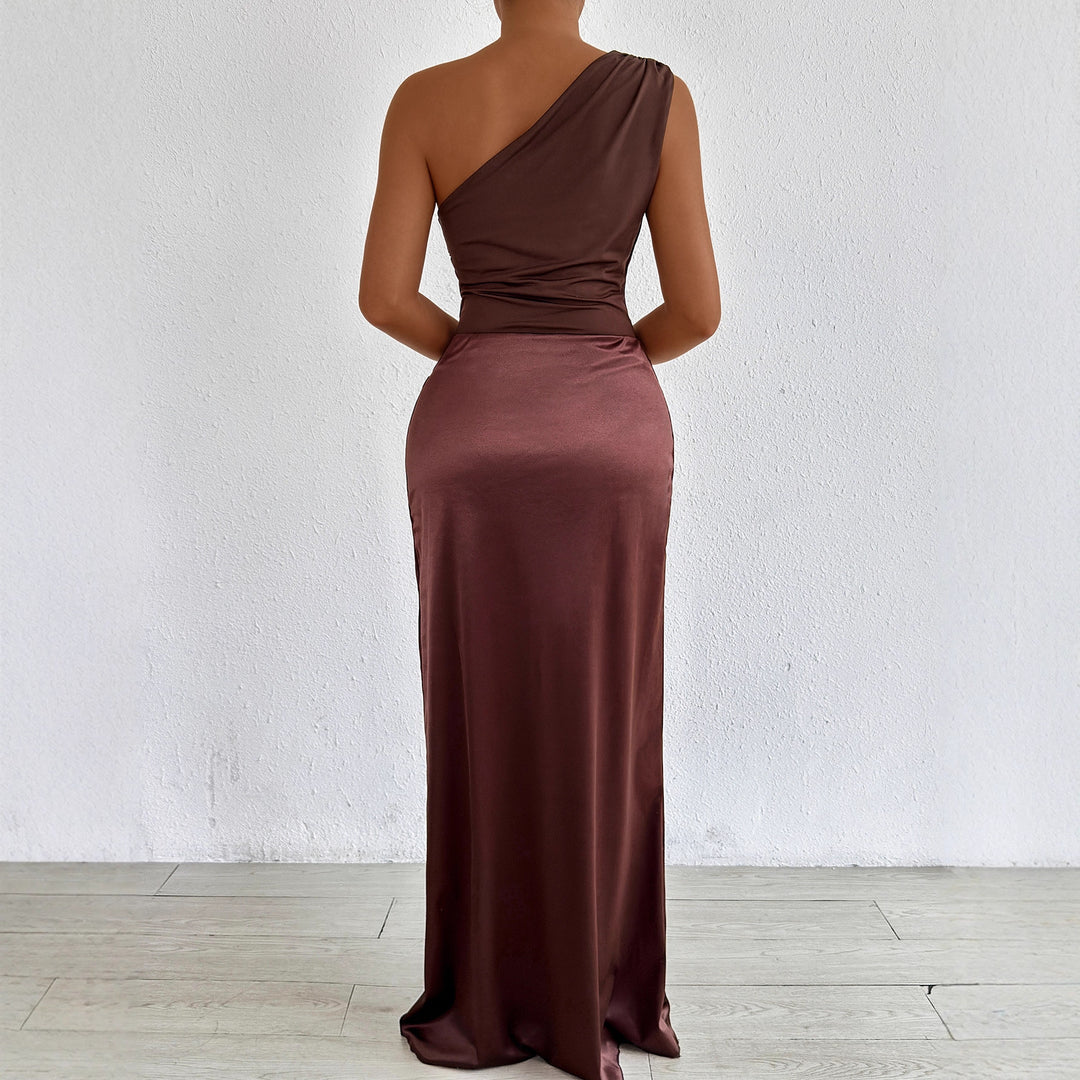 Damer Elegant och figurnära kvällsklänning med asymmetrisk halsringning Mirla-Eva Jonsson