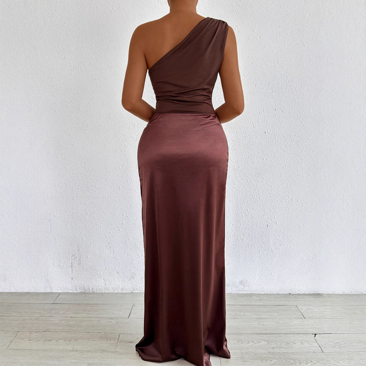 Damer Elegant och figurnära kvällsklänning med asymmetrisk halsringning Mirla-Eva Jonsson