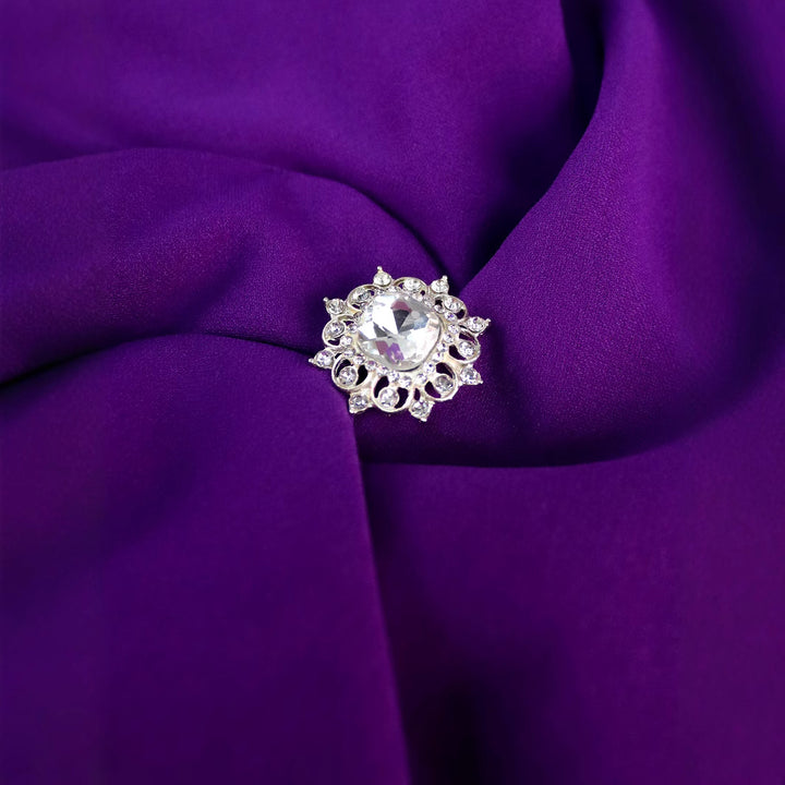 Damer Elegant och figursmickrande klänning med blommig detalj Mirla-Eva Jonsson