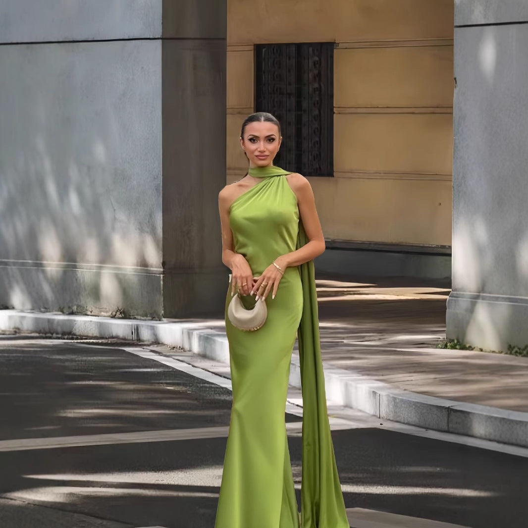 Damer Elegant och flödande aftonklänning med asymmetrisk utskärning Mirla-Eva Jonsson