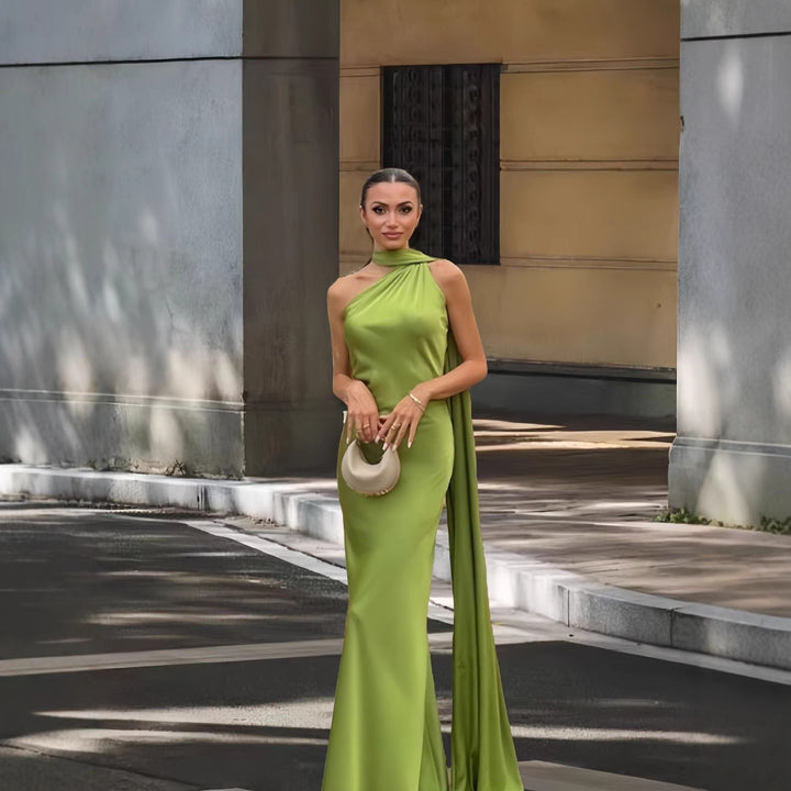 Damer Elegant och flödande aftonklänning med asymmetrisk utskärning Mirla-Eva Jonsson