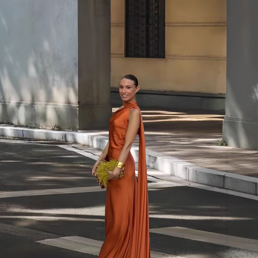 Damer Elegant och flödande aftonklänning med asymmetrisk utskärning Mirla-Eva Jonsson