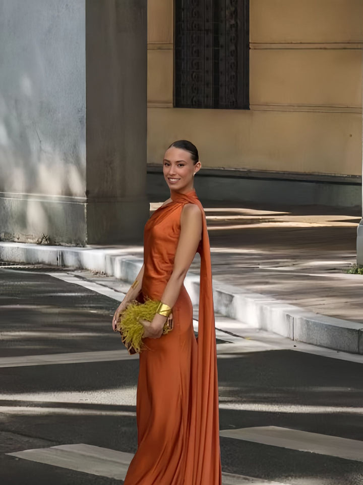 Damer Elegant och flödande aftonklänning med asymmetrisk utskärning Mirla-Eva Jonsson