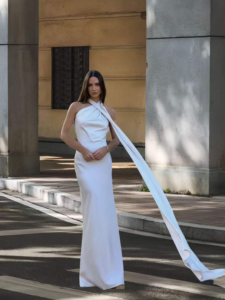 Damer Elegant och flödande aftonklänning med asymmetrisk utskärning Mirla-Eva Jonsson