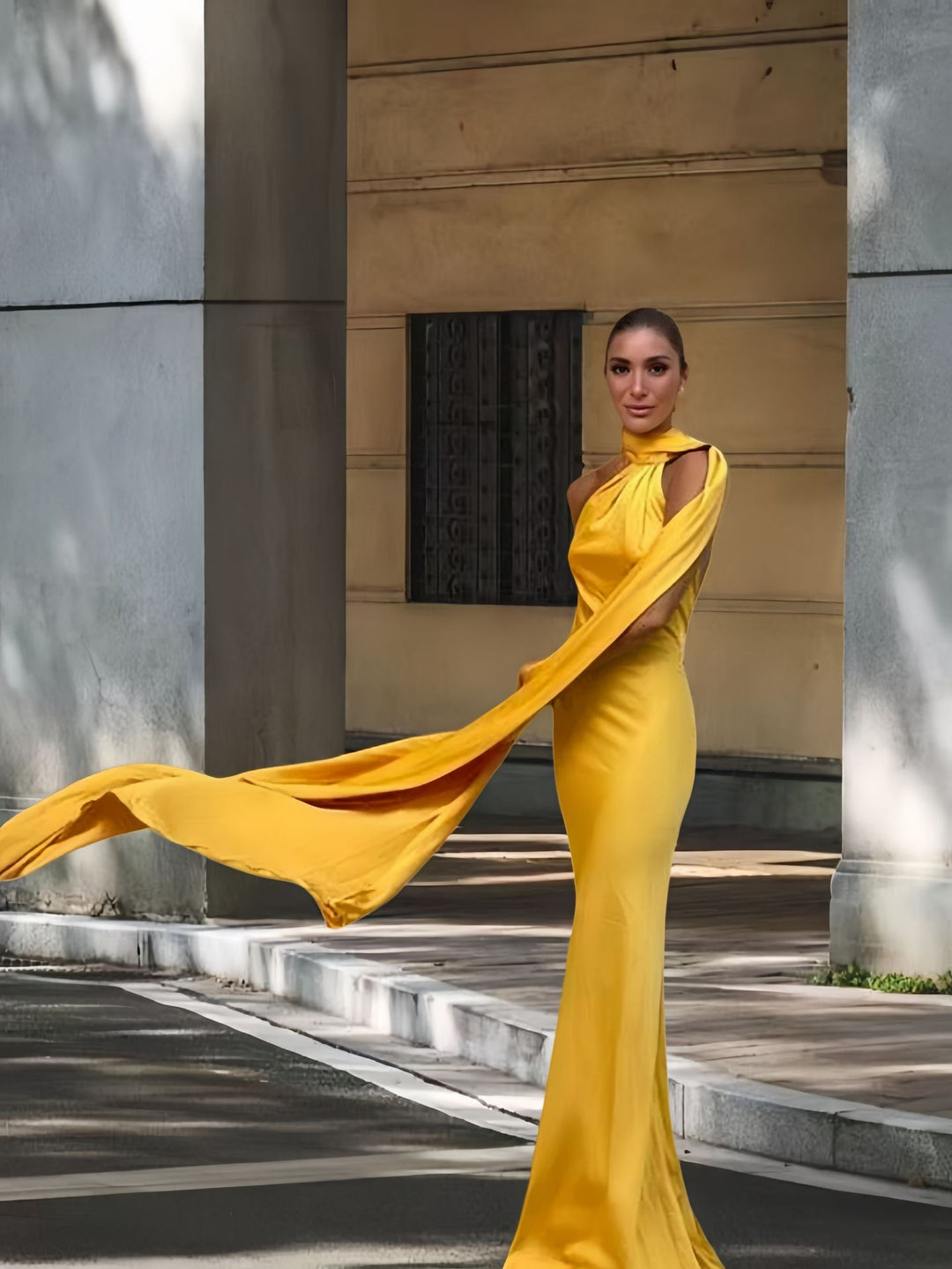 Damer Elegant och flödande aftonklänning med asymmetrisk utskärning Mirla-Eva Jonsson