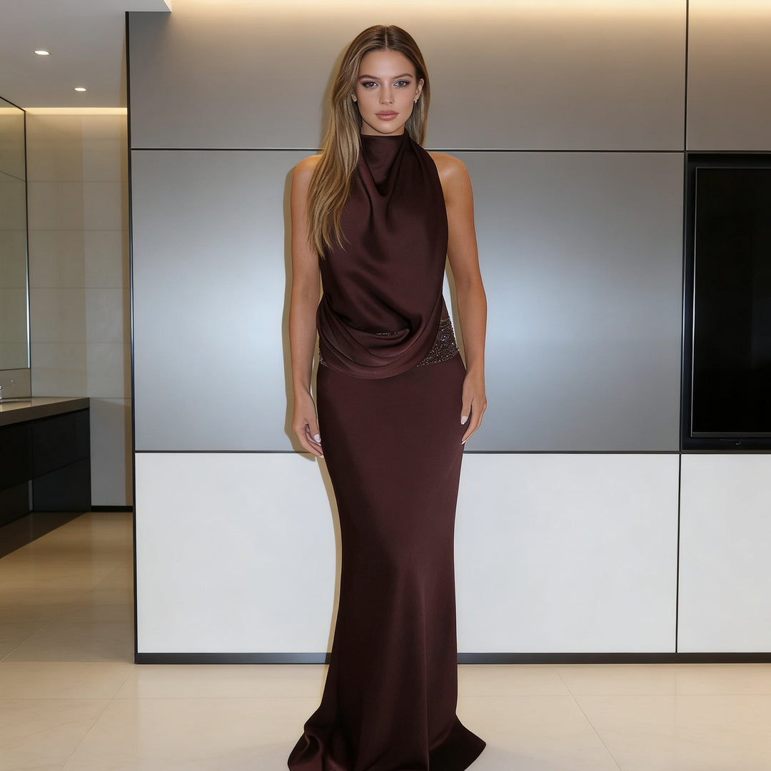 Damer Elegant och flödande aftonklänning med hög krage Mirla-Eva Jonsson