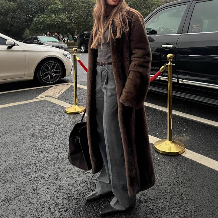 Damer Elegant och fluffig Lång kappa i konstpäls Mirla-Eva Jonsson