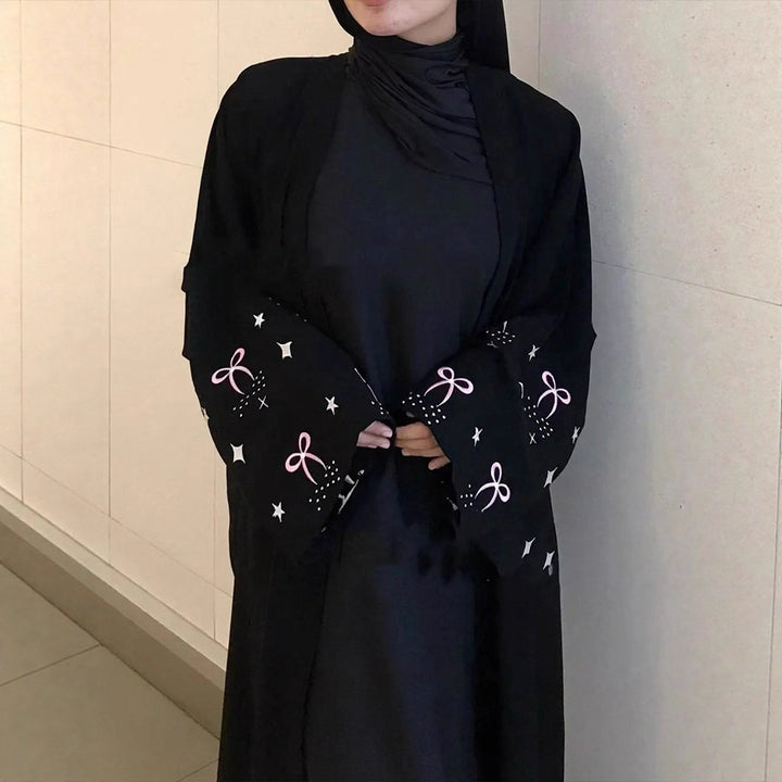 Damer Elegant och modern Kimono med konstfulla ärmdekorationer Mirla-Eva Jonsson