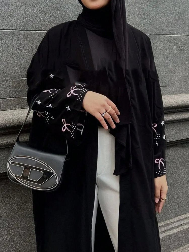 Damer Elegant och modern Kimono med konstfulla ärmdekorationer Mirla-Eva Jonsson