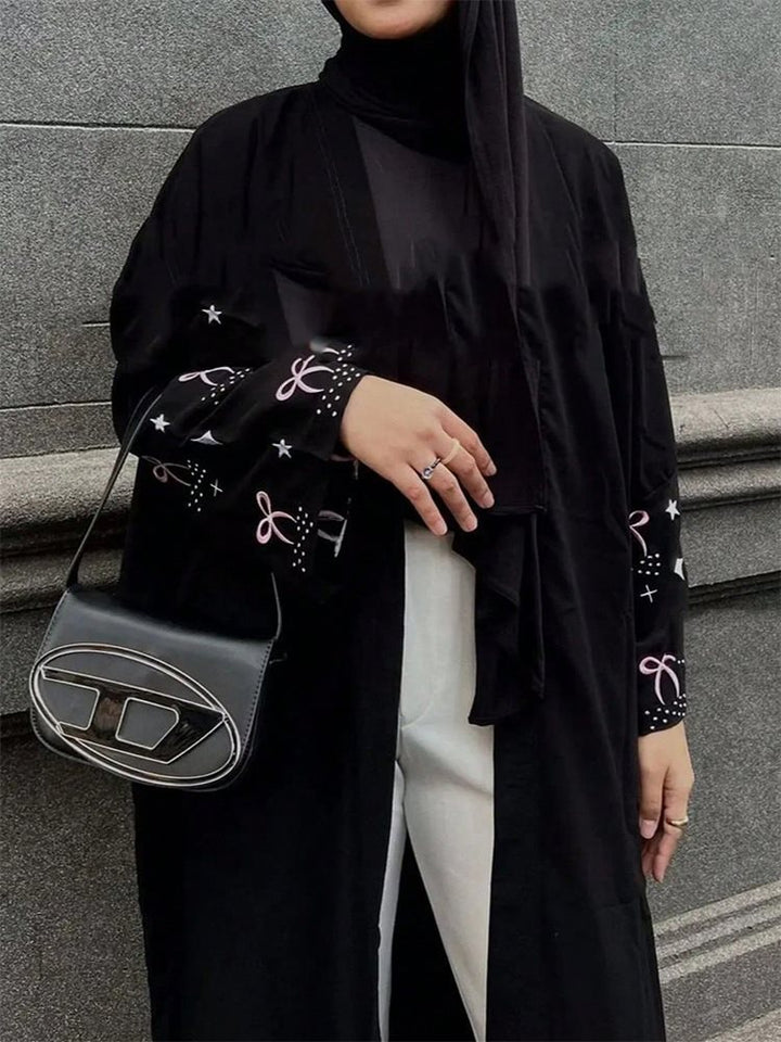 Damer Elegant och modern Kimono med konstfulla ärmdekorationer Mirla-Eva Jonsson