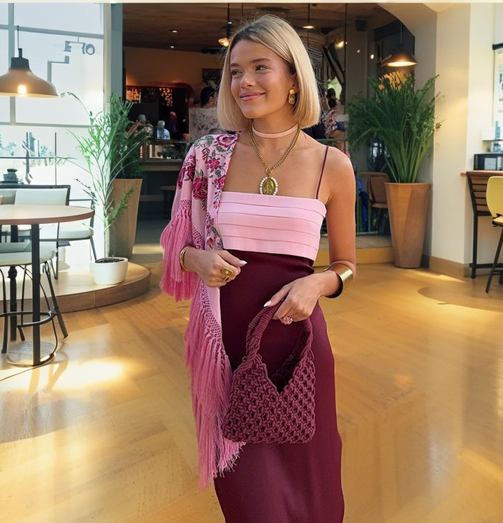 Damer Elegant, off-shoulder aftonklänning med rynkor och benslits Mirla-Eva Jonsson