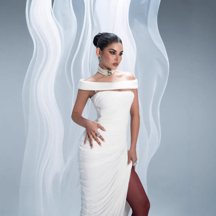 Damer Elegant, off-shoulder maxiklänning med smarta draperingar och hög split Mirla-Eva Jonsson