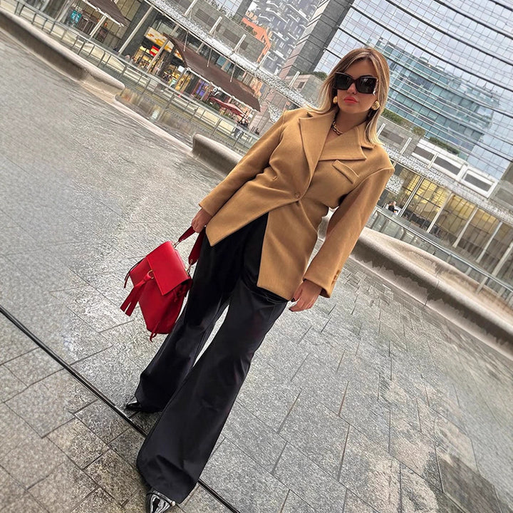 Damer Elegant oversized Blazerjacka med knappdetaljer och modern silhuett Mirla-Eva Jonsson