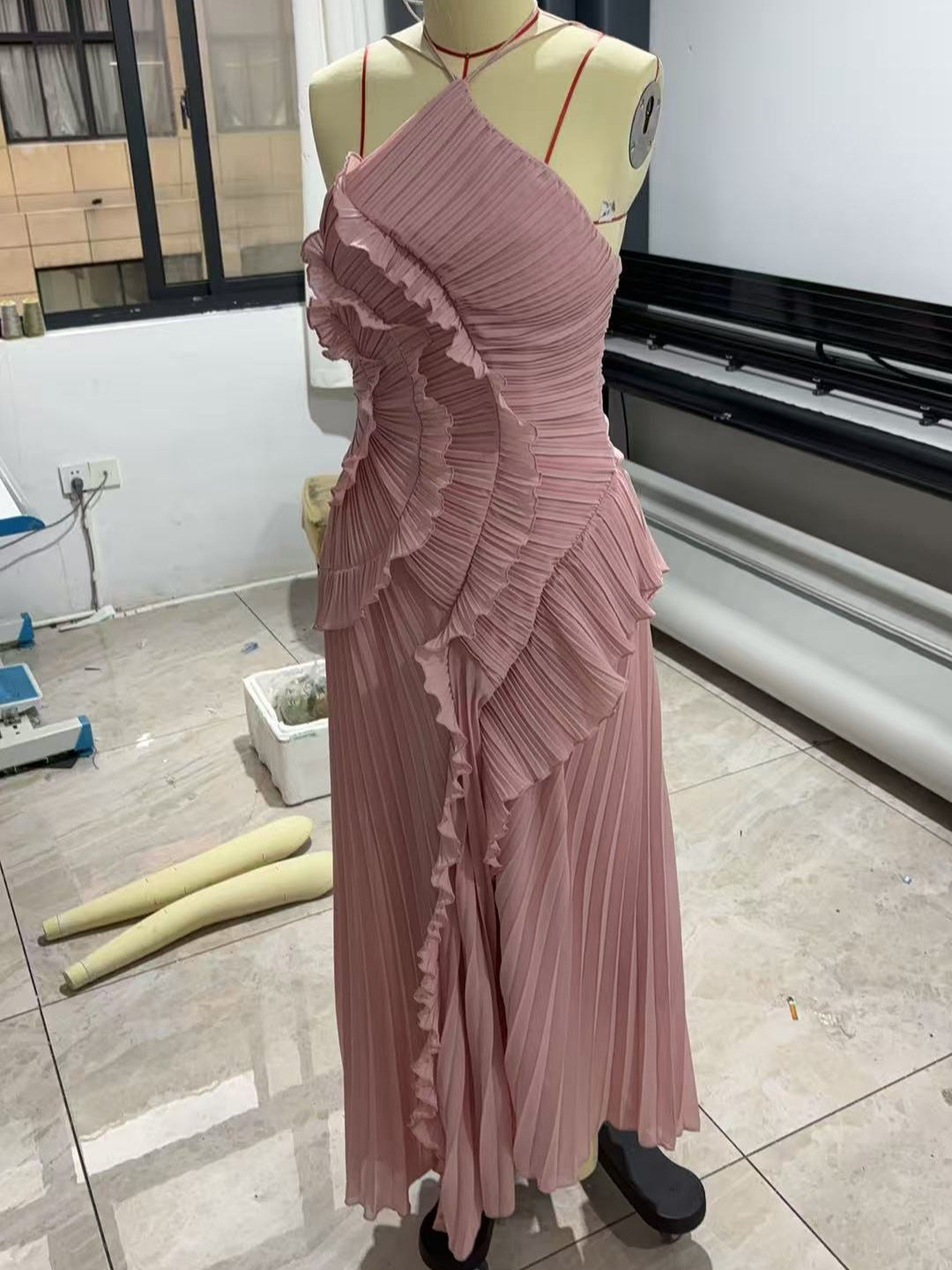 Damer Elegant plisserat Maxiklänning med asymmetrisk design Mirla-Eva Jonsson