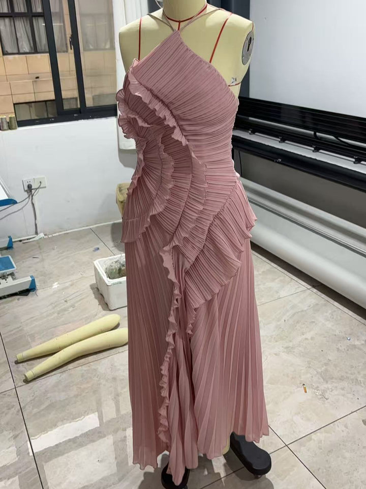 Damer Elegant plisserat Maxiklänning med asymmetrisk design Mirla-Eva Jonsson