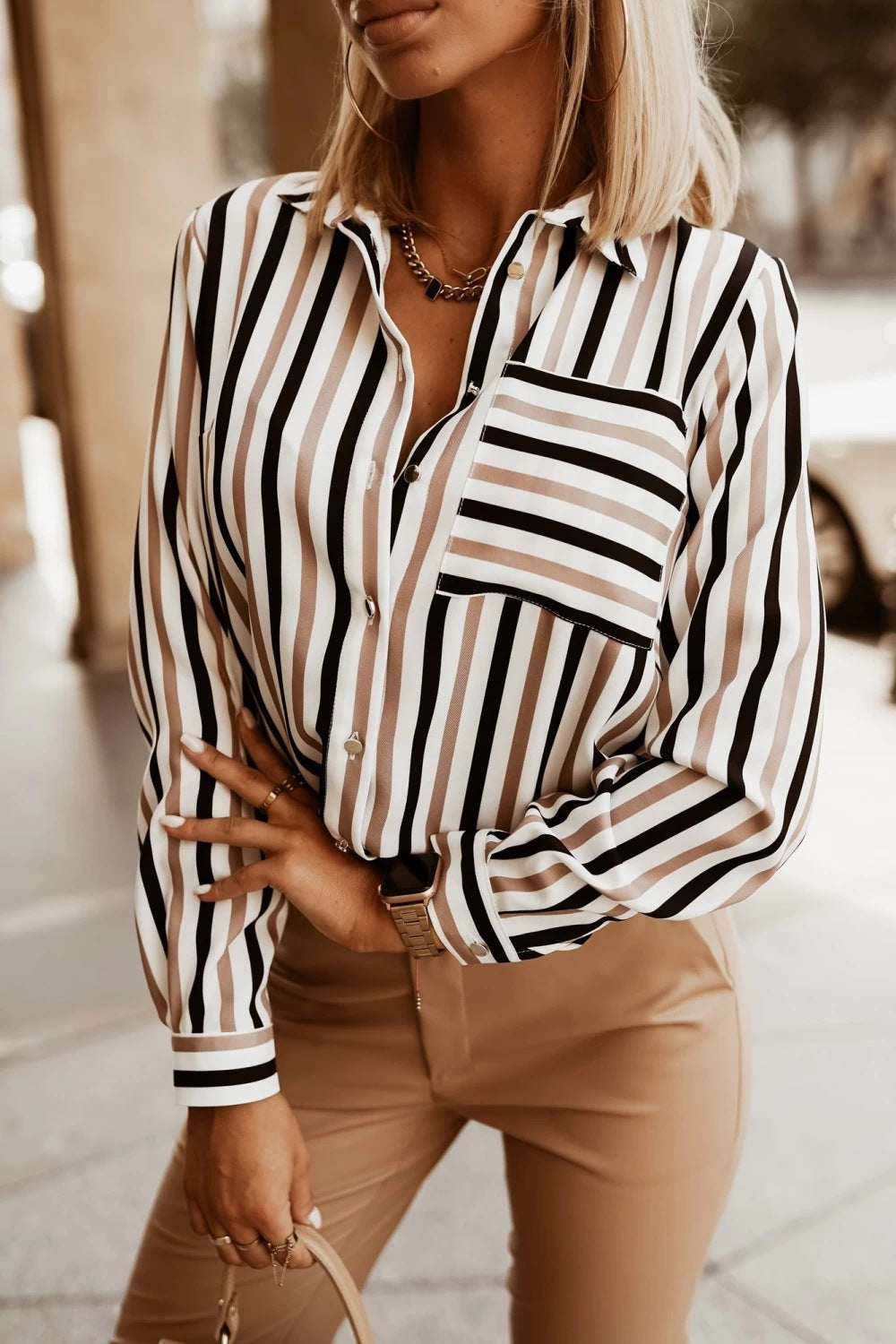 Damer Elegant randig blus med klassisk krage och bröstficka Mirla-Eva Jonsson