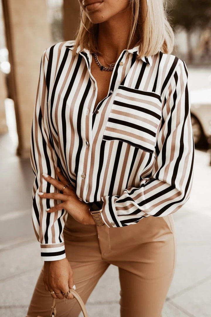 Damer Elegant randig blus med klassisk krage och bröstficka Mirla-Eva Jonsson