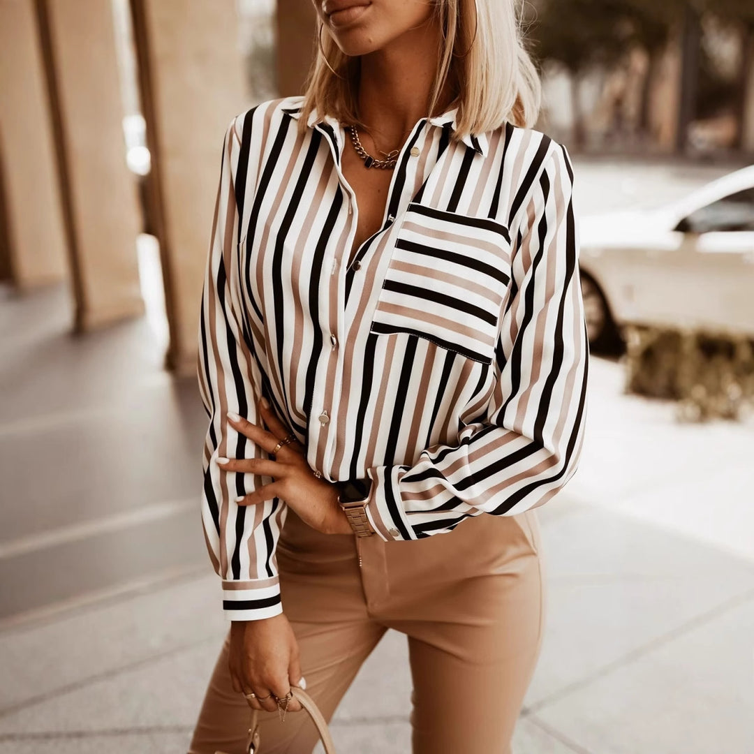 Damer Elegant randig blus med klassisk krage och bröstficka Mirla-Eva Jonsson