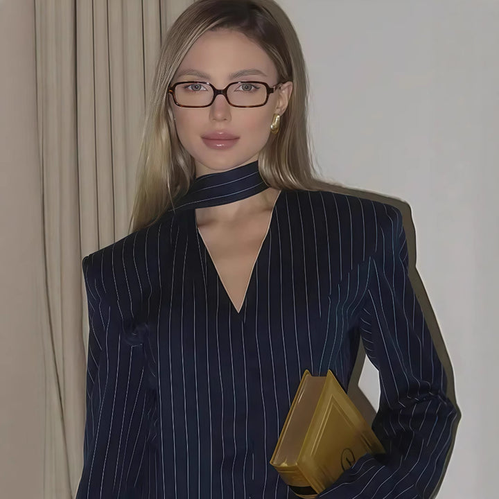 Damer Elegant randig blus med smickrande V-ringning och smal bälte Mirla-Eva Jonsson