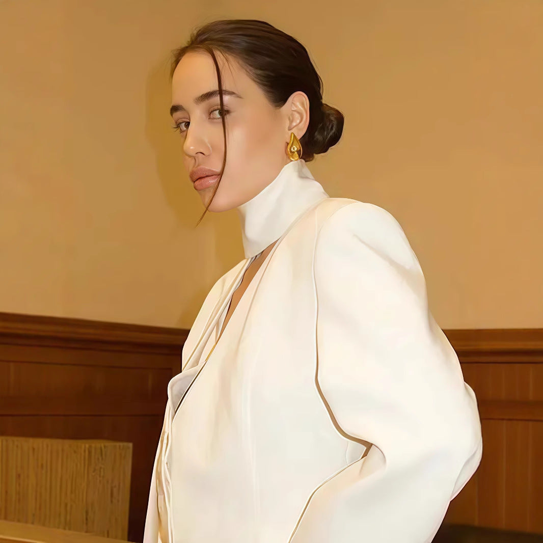 Damer Elegant randig blus med smickrande V-ringning och smal bälte Mirla-Eva Jonsson