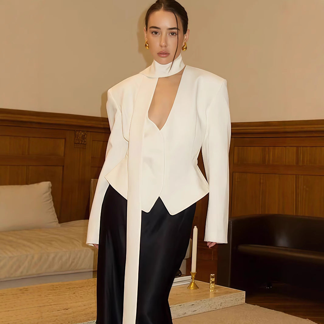 Damer Elegant randig blus med smickrande V-ringning och smal bälte Mirla-Eva Jonsson