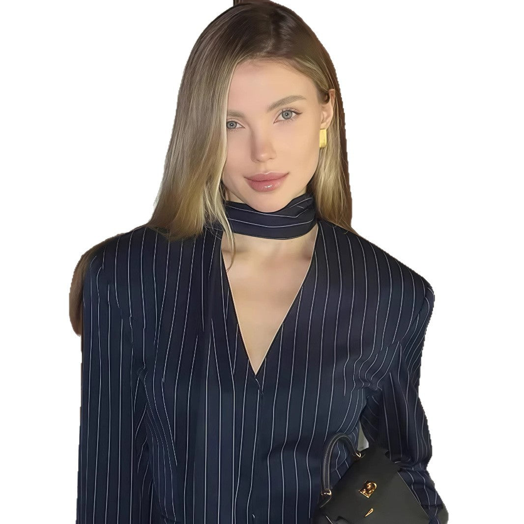 Damer Elegant randig blus med smickrande V-ringning och smal bälte Mirla-Eva Jonsson