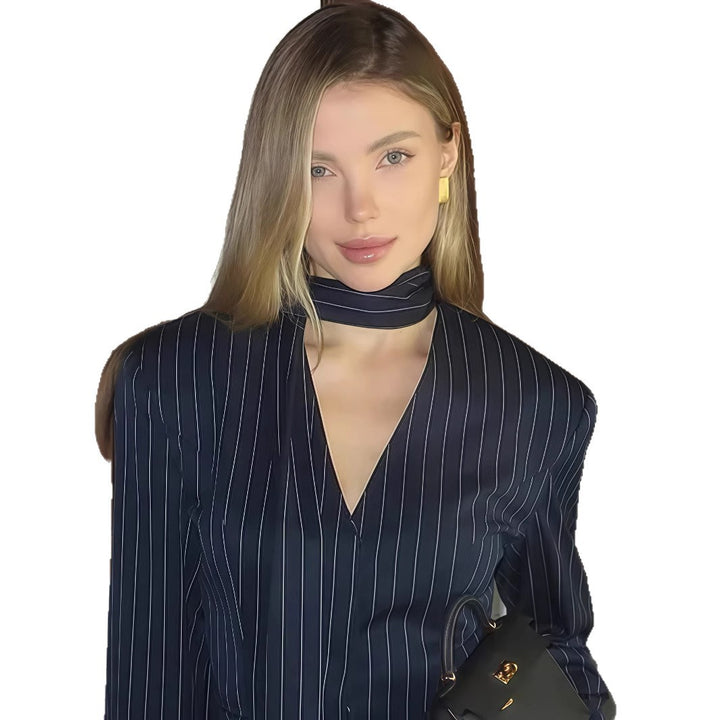 Damer Elegant randig blus med smickrande V-ringning och smal bälte Mirla-Eva Jonsson