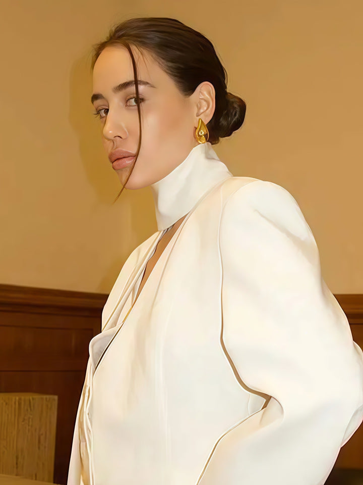 Damer Elegant randig blus med smickrande V-ringning och smal bälte Mirla-Eva Jonsson