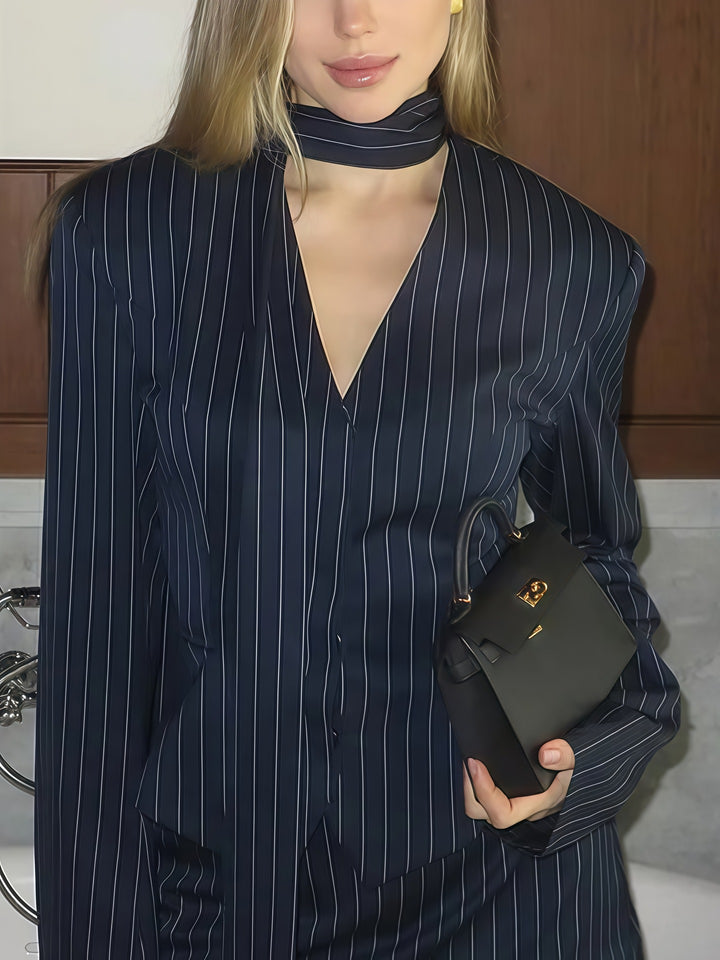 Damer Elegant randig blus med smickrande V-ringning och smal bälte Mirla-Eva Jonsson