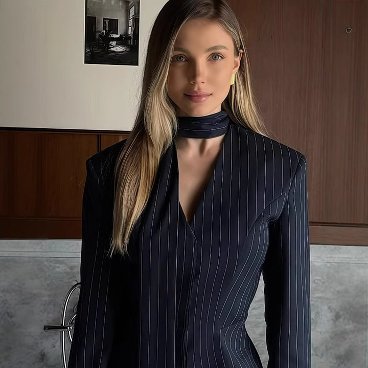 Damer Elegant randig blus med smickrande V-ringning och smal bälte Mirla-Eva Jonsson