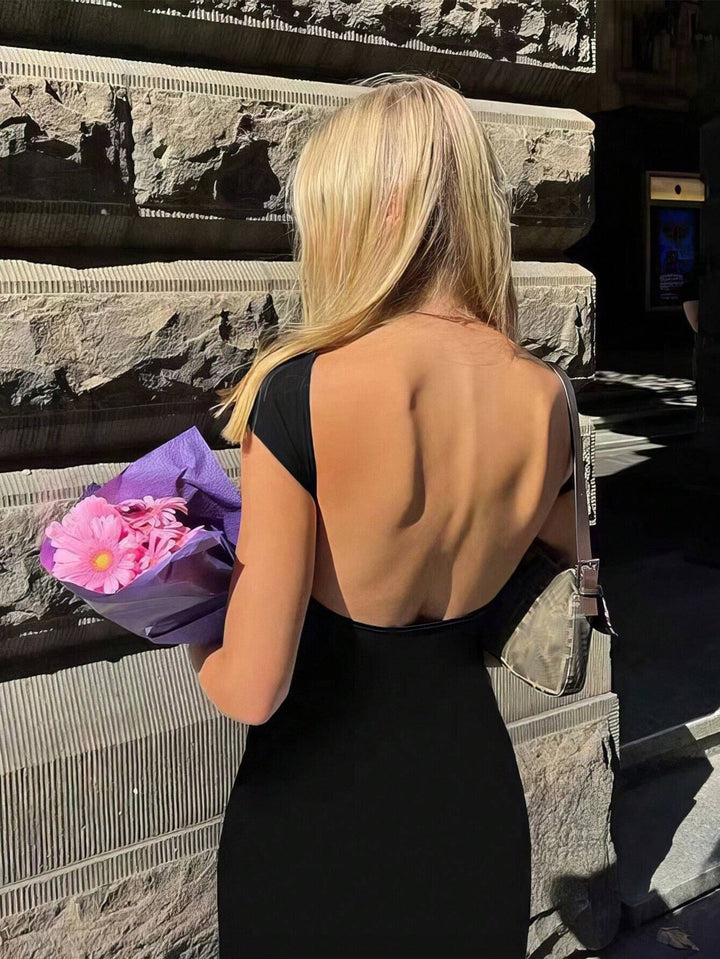 Damer Elegant rygglös maxiklänning med smal passform och fina axelband Eva Jonsson-Eva Jonsson