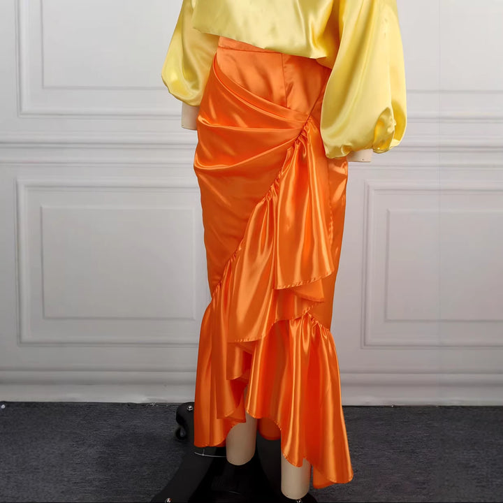 Damer Elegant satin kjol med asymmetrisk design och voluminös volangkant Mirla-Eva Jonsson