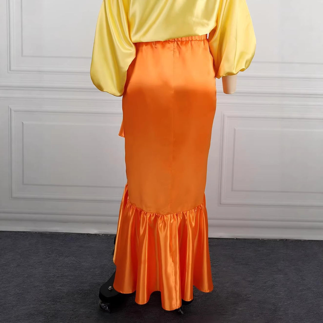 Damer Elegant satin kjol med asymmetrisk design och voluminös volangkant Mirla-Eva Jonsson