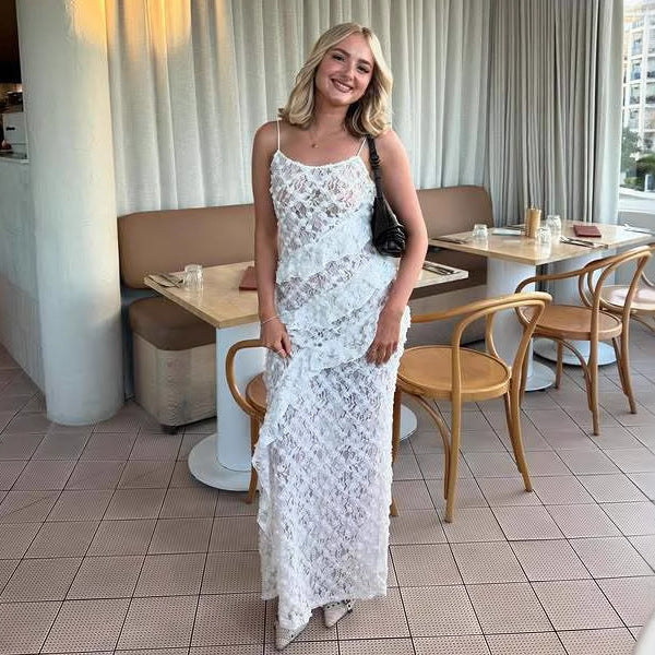 Damer Elegant spets maxiklänning med asymmetrisk drapering Mirla-Eva Jonsson