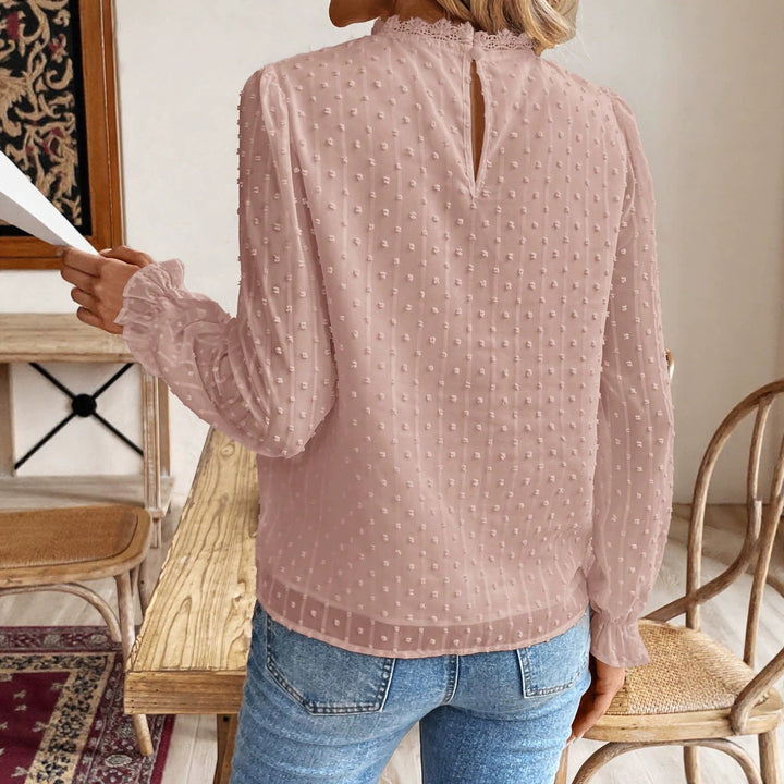 Damer Elegant spetsblus med romantiska detaljer och volangelement Mirla-Eva Jonsson