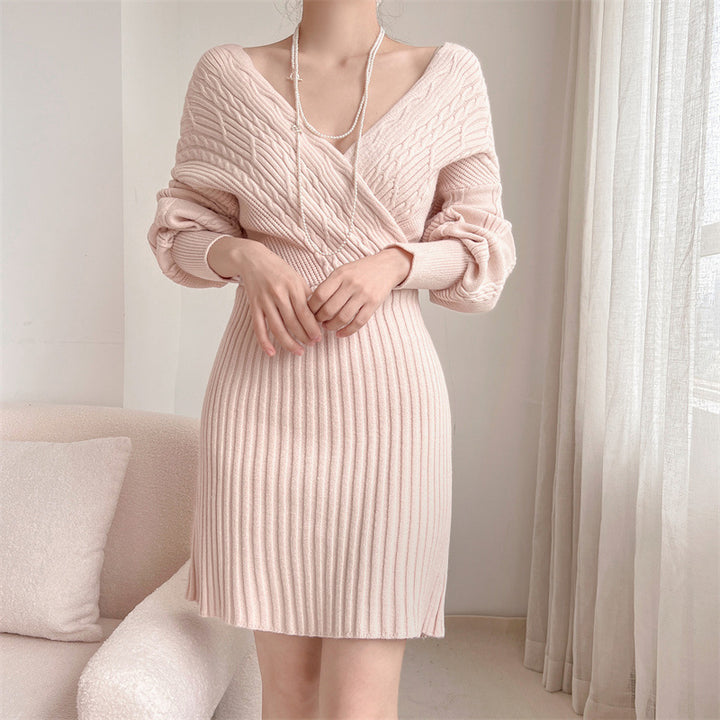 Damer Elegant stickad klänning med V-neck och speciellt ribbmönster Eva Jonsson-Eva Jonsson