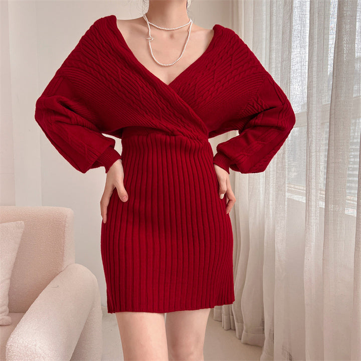 Damer Elegant stickad klänning med V-neck och speciellt ribbmönster Eva Jonsson-Eva Jonsson