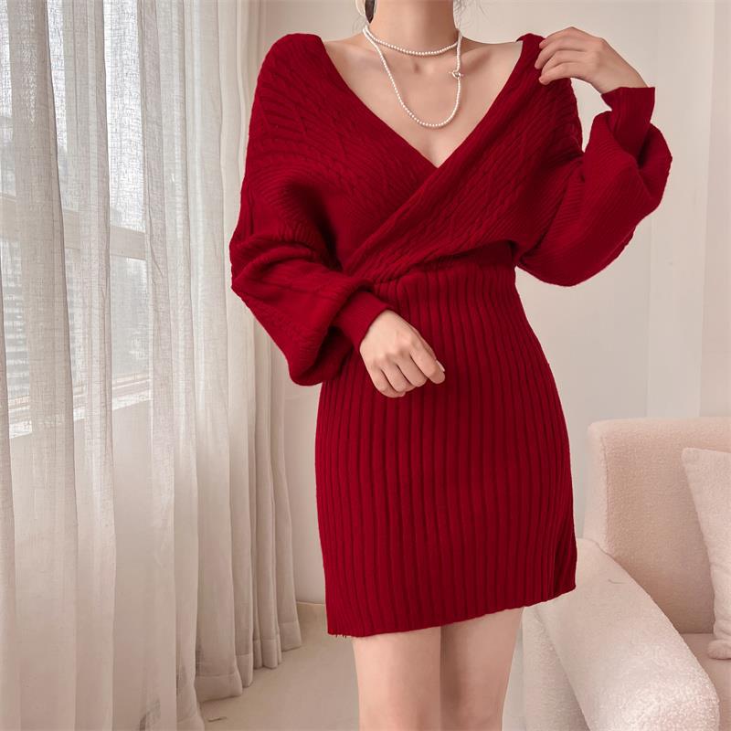 Damer Elegant stickad klänning med V-neck och speciellt ribbmönster Eva Jonsson-Eva Jonsson