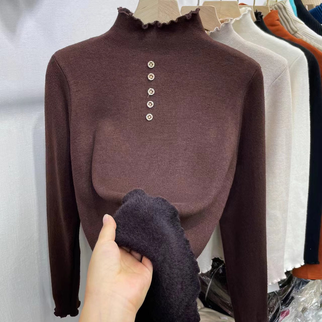 Damer Elegant stickad tröja med hög krage och dekorativa träknappar Mirla-Eva Jonsson