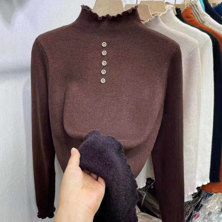 Damer Elegant stickad tröja med hög krage och dekorativa träknappar Mirla-Eva Jonsson
