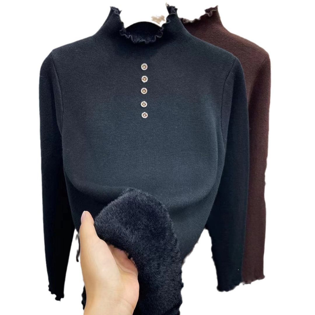 Damer Elegant stickad tröja med hög krage och dekorativa träknappar Mirla-Eva Jonsson