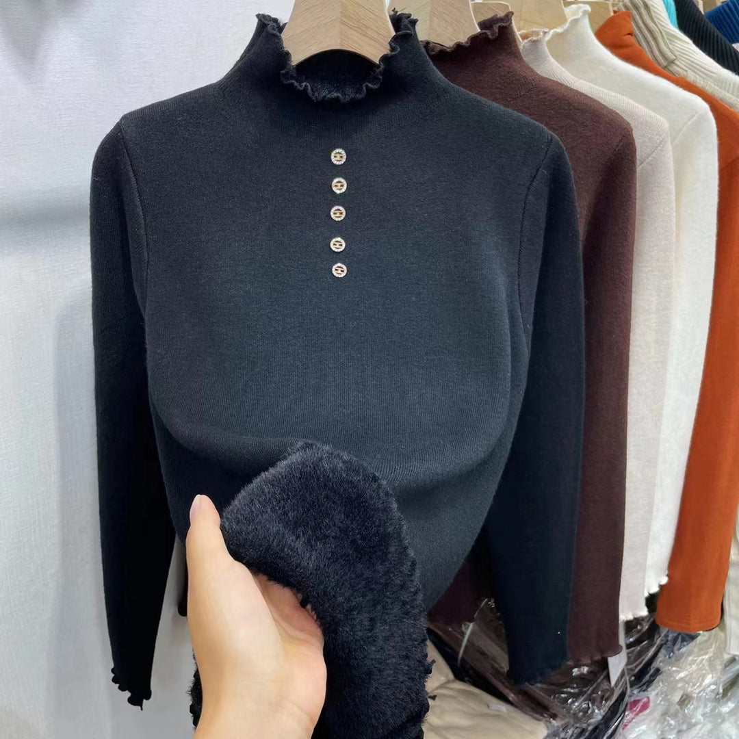 Damer Elegant stickad tröja med hög krage och dekorativa träknappar Mirla-Eva Jonsson