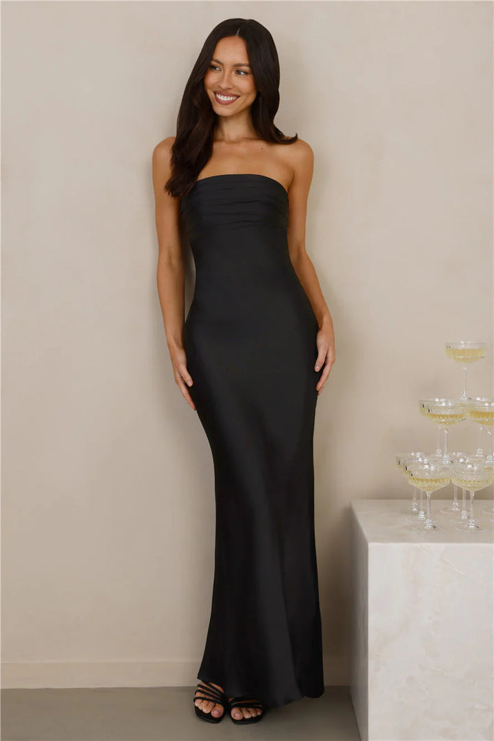 Damer Elegant strapless Maxiklädning med glänsande satin och figursydd snitt Mirla-Eva Jonsson