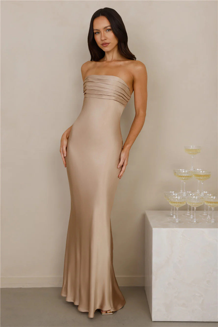 Damer Elegant strapless Maxiklädning med glänsande satin och figursydd snitt Mirla-Eva Jonsson